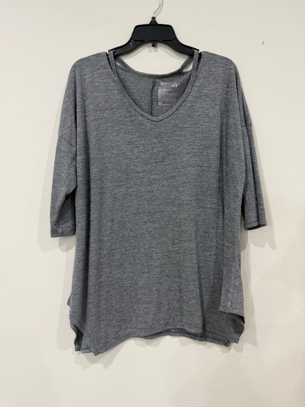 Terra & Sky Women's Gray V-Neck Lightweight Top